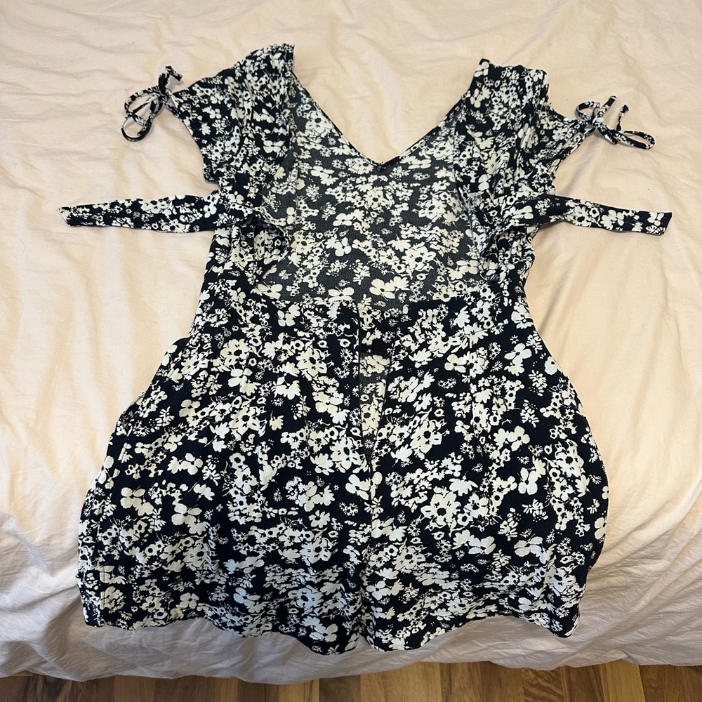 Express Black and White Floral Romper Short sleeves
Size 0 - Picture 8 of 8